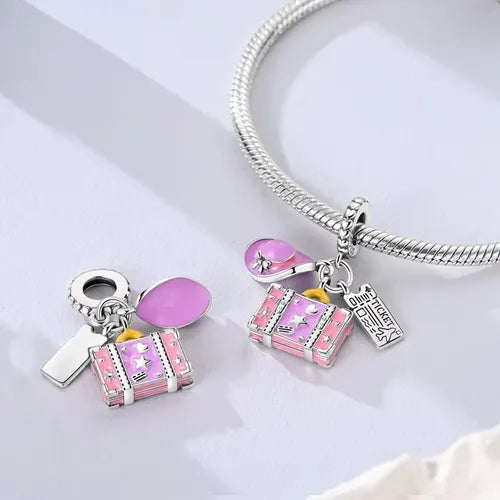 Charm Maleta Rosa y Ticket