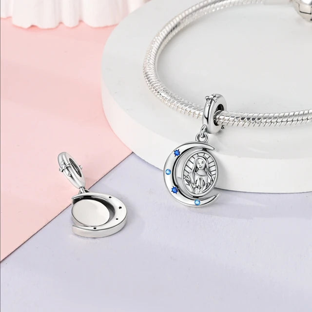 Charm Virgen María y Luna con Destellos Azules