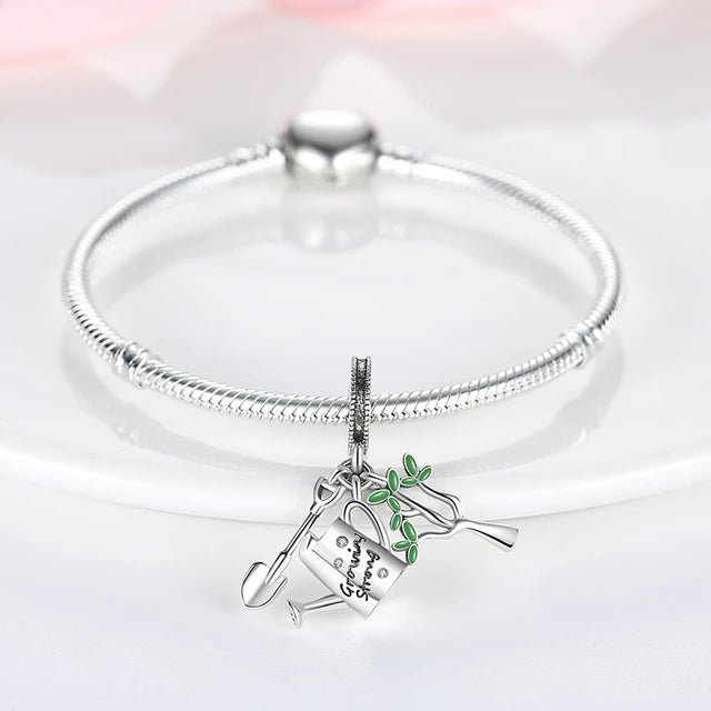 Charm con Pala, Regadera y Planta