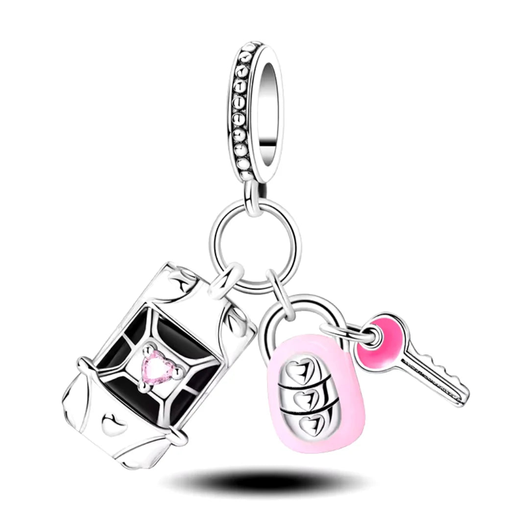 Charm Carro Plata y Llave Rosa