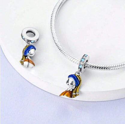 Charm Mujer Joven de Perla