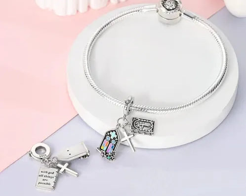 D_NQ_NP_641935-MLM79178805991_092024-O-charm-o-dije-de-plata-s925-iglesia-biblia-y-cruz.webp