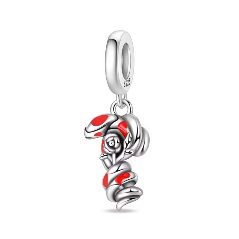 Charm Serpiente Enroscada con Detalles Rojos