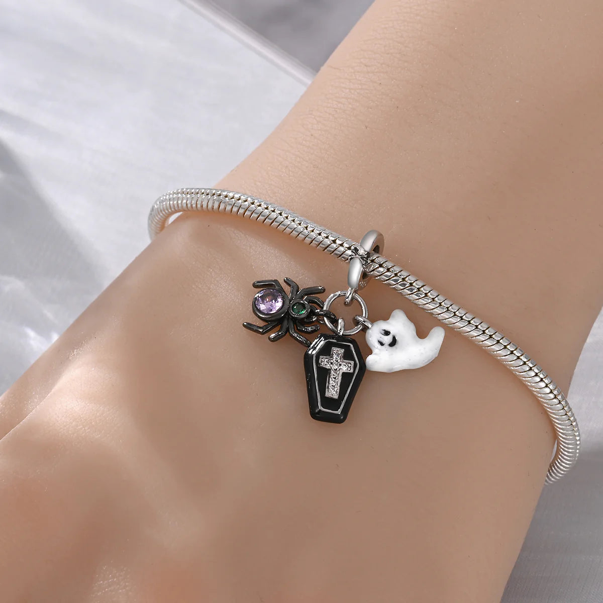 Charm Ara√±a, Tumba, Fantasma
