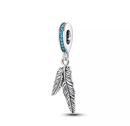Charm Plumas Plateadas