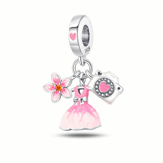 Charm Vestido, Flor y C√°mara Rosa
