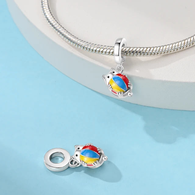 Charm Gato con Pelota de Colores