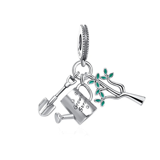 Charm con Pala, Regadera y Planta