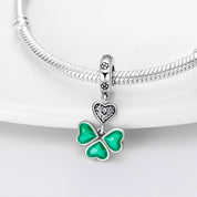 Charm Trébol con Corazones Verdes