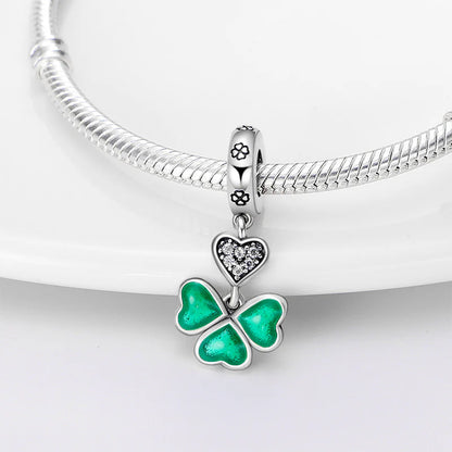Charm Tr√©bol con Corazones Verdes