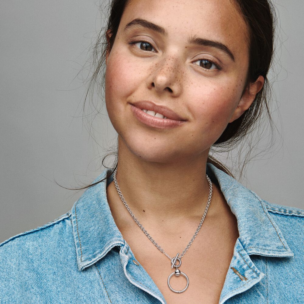 Collar con Dije Circular y Cierre en T