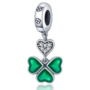 Charm Trébol con Corazones Verdes